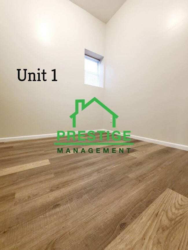 Building Photo - 3 Bedroom Apartment