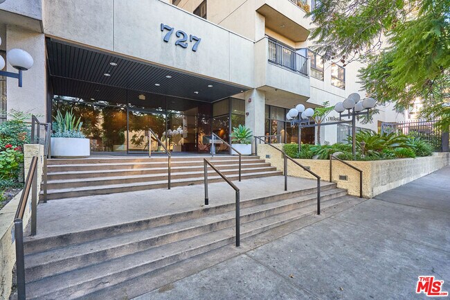 Building Photo - 727 S Ardmore Ave