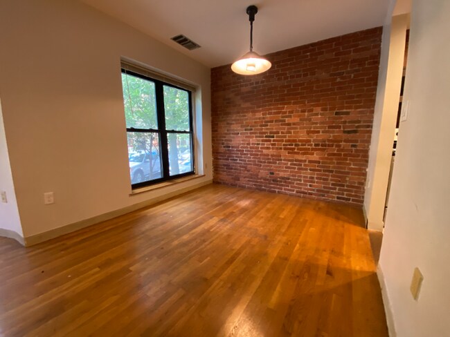 Building Photo - 84 Gainsborough St