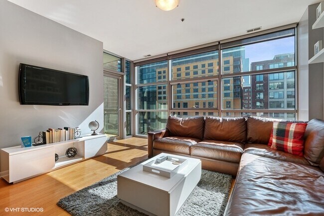 Living room - 225 S Sangamon