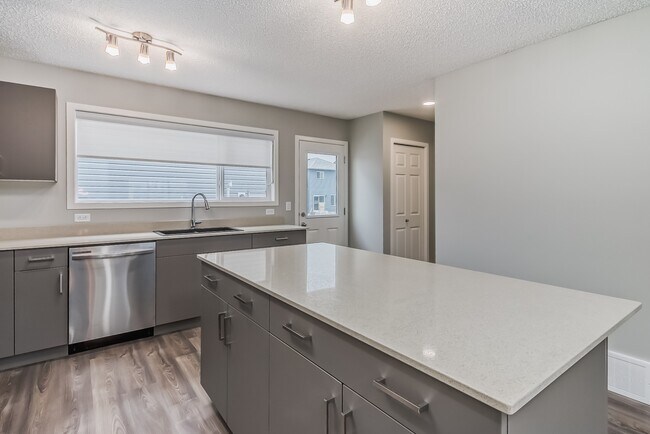 Photo du bâtiment - 15675-15618 18 Ave SW