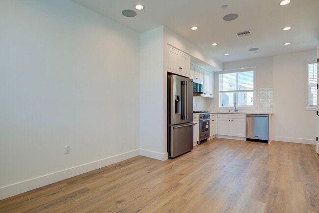Building Photo - Fantastic Multi-Level Townhome - 3 bed 3 b...