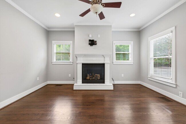 Foto del edificio - Decatur's Hidden Gem: Renovated 3BR Retreat with Expansive Backyard, Fruit Trees & Unbeatable Loc...