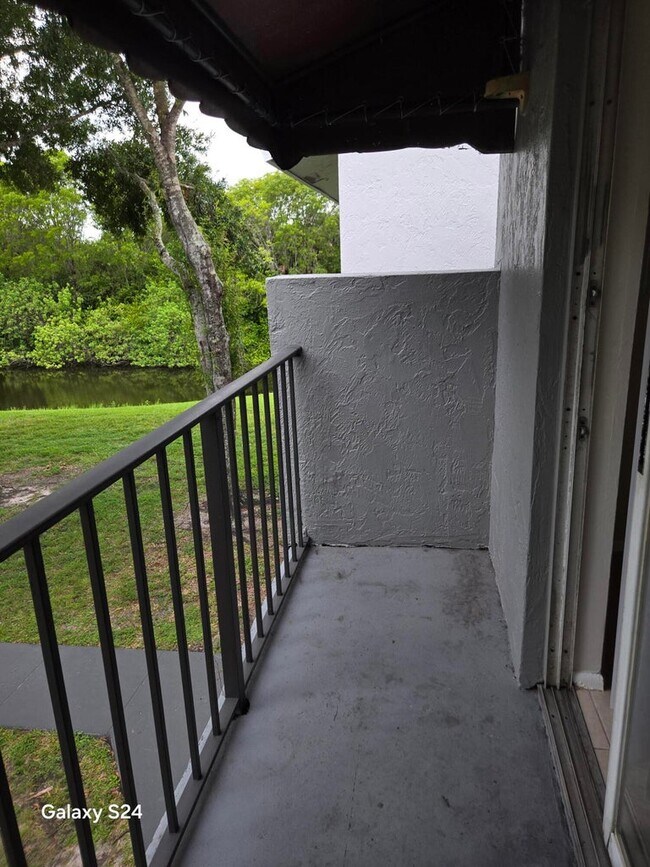 Building Photo - 1141 Lake Victoria Dr