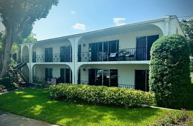 Building Photo - DOWNTOWN Mount Dora!