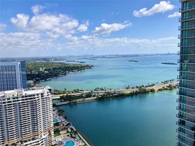 Foto del edificio - 650 NE 32nd St