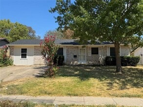 Building Photo - 1229 Greenbrier Dr