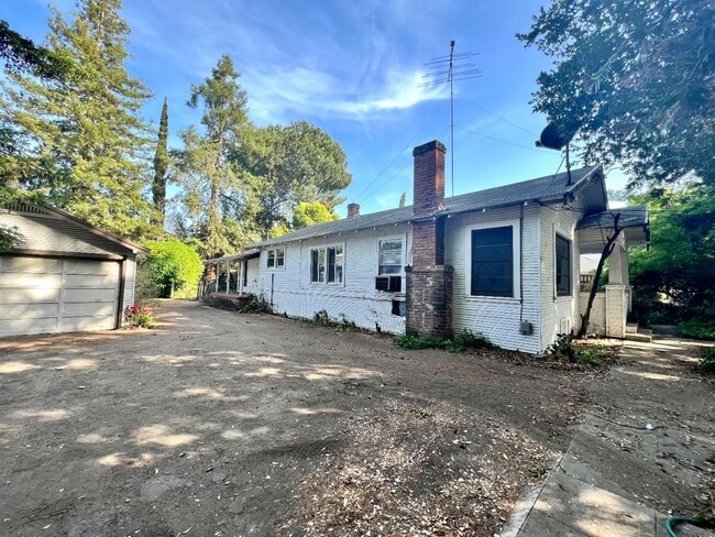 Building Photo - 12650 Saratoga Ave