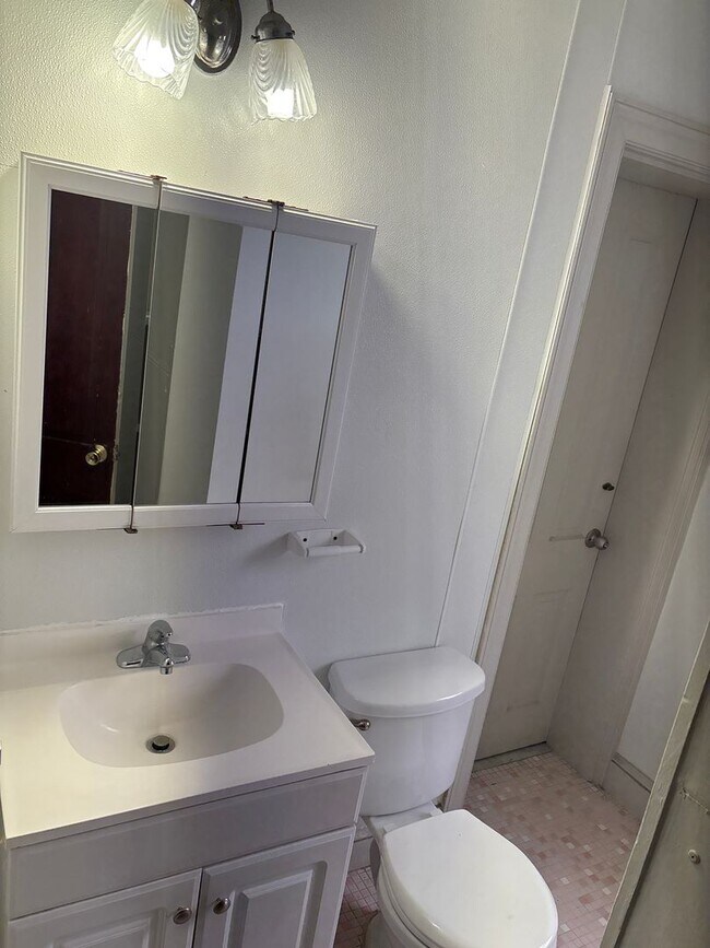 Foto del edificio - Move In Ready! 4 Bedroom Apartment in York...