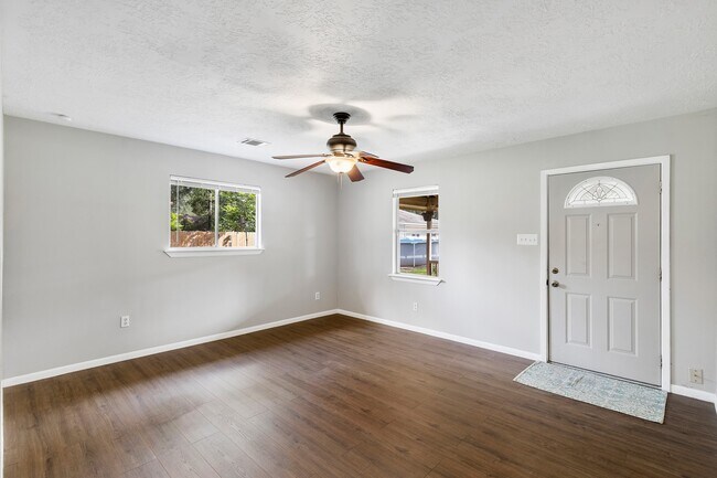 Foto del edificio - 14519 Oakleaf Dr