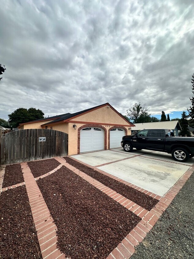 Primary Photo - Gorgeous big PET FRIENDLY HOUSE