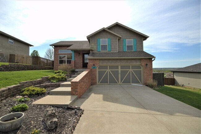 Building Photo - Charming Split Level in Ozark!