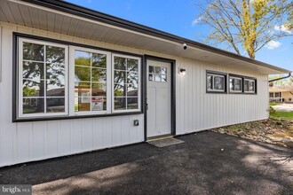 Building Photo - 338 Goldenridge Dr