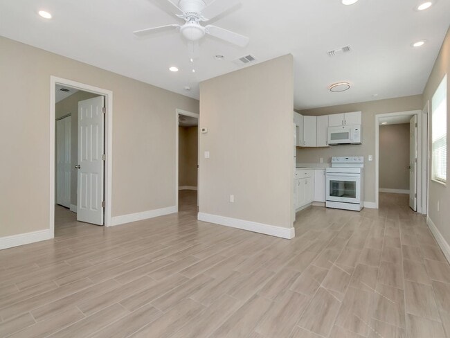 Building Photo - Stunning Newly Renovated 3-Bedroom, 2-Bath Duplex in Prime Bradenton Location!