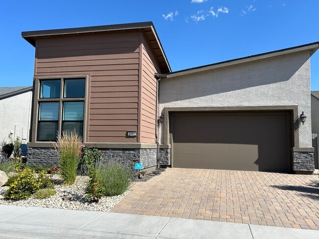 Building Photo - Luxury 55+ Executive Home- Fully Furnished