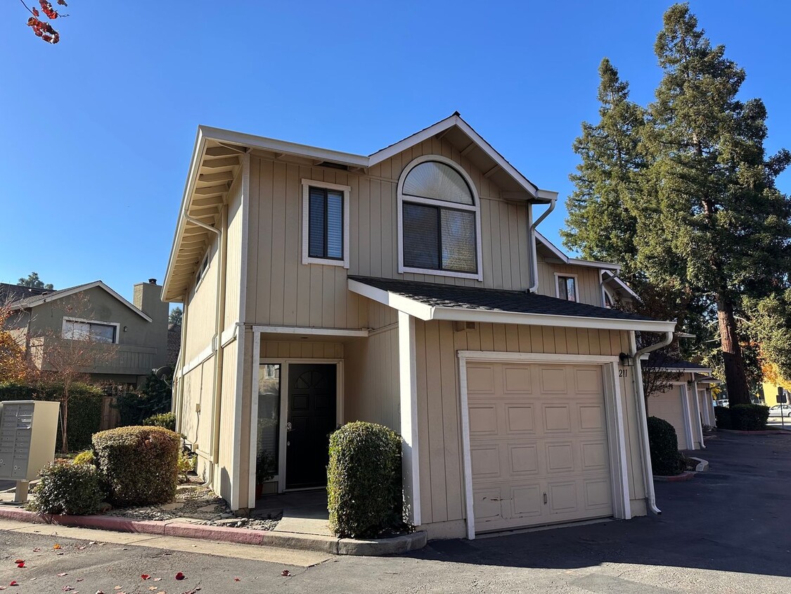 Foto principal - 2/2.5 Updated Townhome near Saratoga / San...