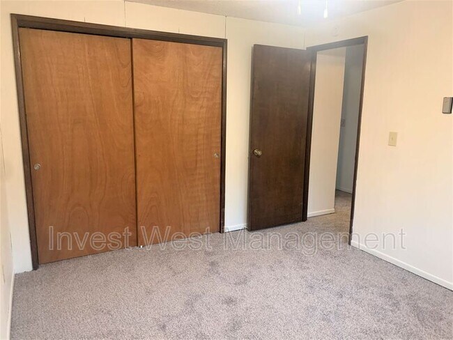 Foto del edificio - 562 NE Anderson St