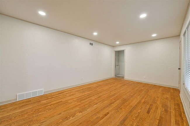 Building Photo - 2312 N Warren Ave