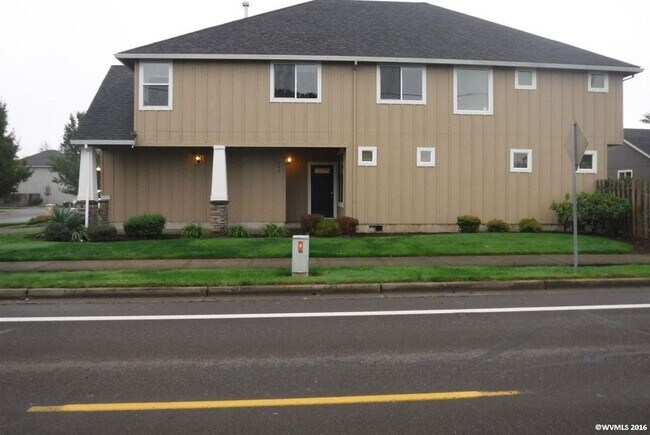 Building Photo - Easy I 5  access bd, 2.5 bath home