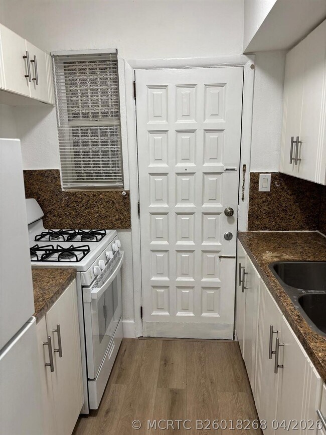 Foto del edificio - 6930 Byron Ave