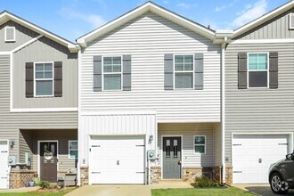 Building Photo - 616 The Heights Ln