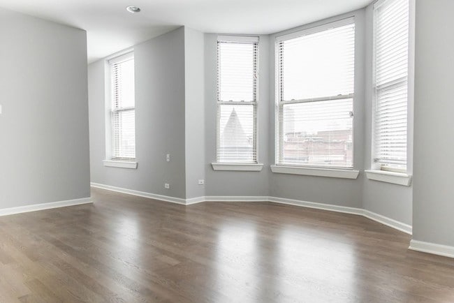 Building Photo - 3264 N Clark St