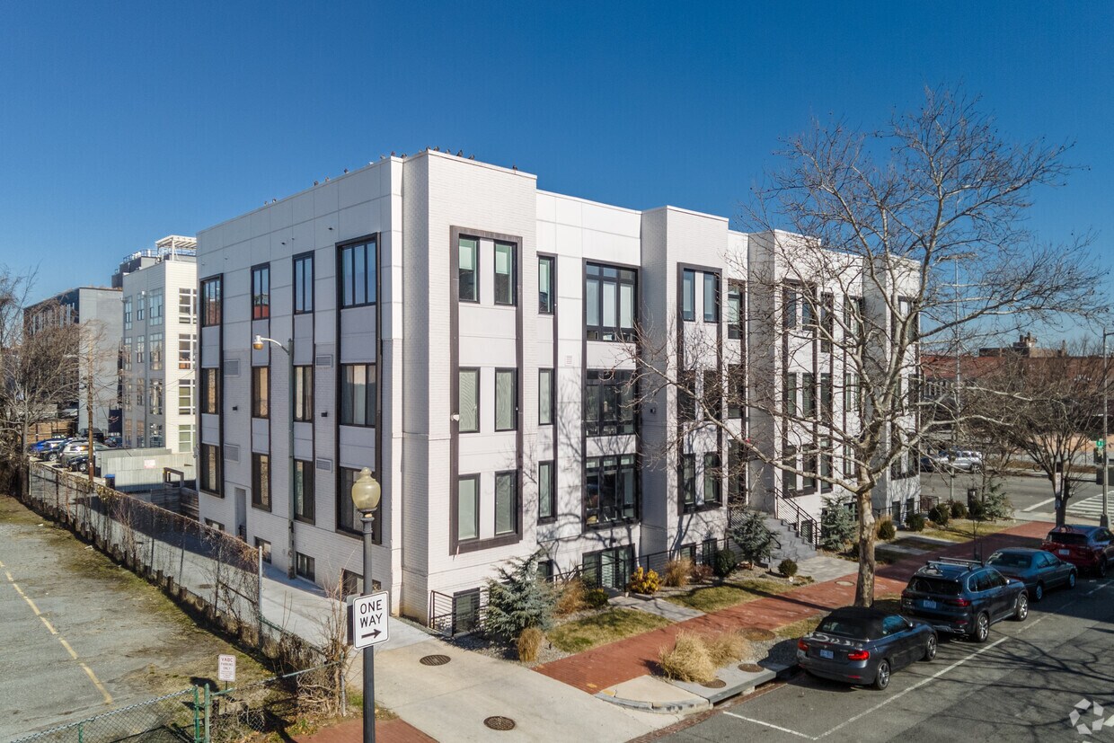 Primary Photo - 1101-1109 Q St NW
