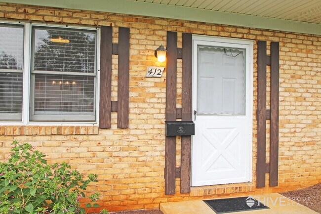 Foto del edificio - Fully Remodeled 3-Bedroom Duplex – Steps f...