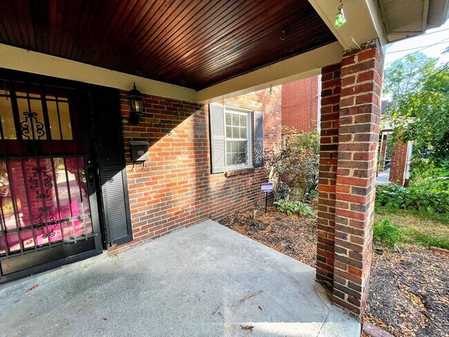 Foto del edificio - Beautiful Mt. Lebanon 4 bed 1.5 bath - Upd...