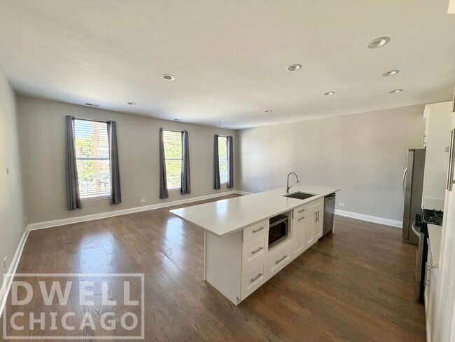 Building Photo - 4101 N Lincoln Ave