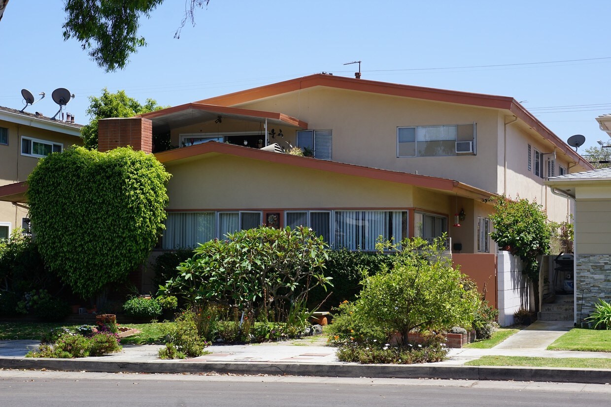 8118 W 83rd St, Playa del Rey, CA 90293 Apartments in Playa del Rey