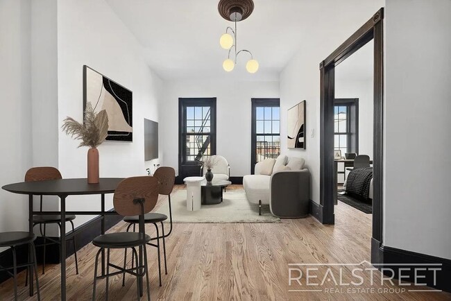 Foto del edificio - Timelessly Renovated Historic Triplex with...