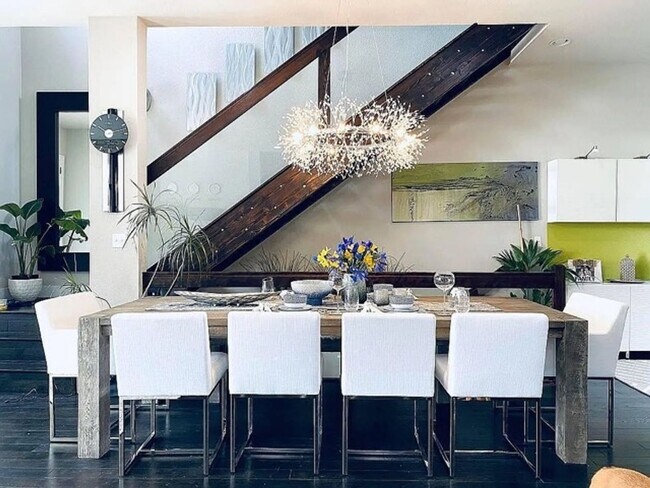Building Photo - Modern, bright and spacious townhome for rent