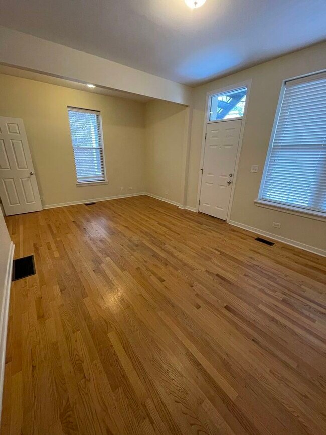 Foto del edificio - 2143 N Western Ave