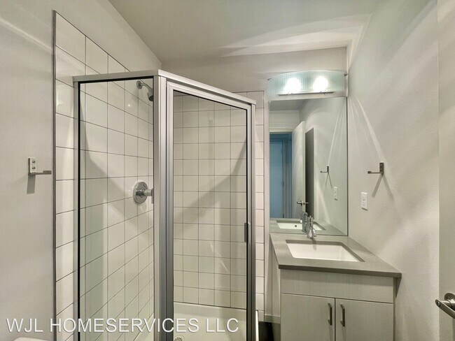 Building Photo - 3 br, 2.5 bath House - 3227 21st Ave W Apt D