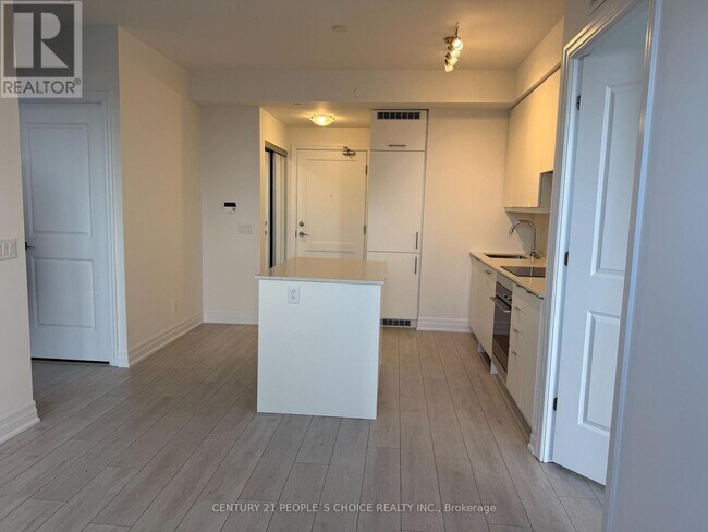 Photo du bâtiment - 30 Elm Dr W