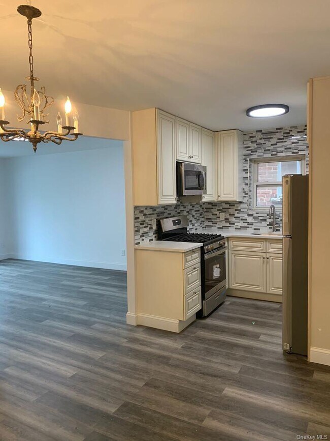 Building Photo - 4410 Baychester Ave