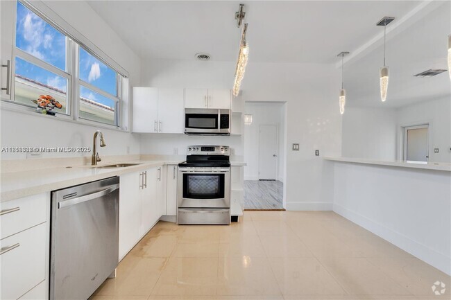 Building Photo - 501 90th St