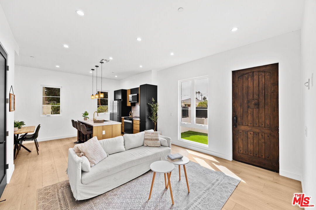 Foto principal - 2324 S Dunsmuir Ave