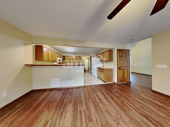 Foto del edificio - 2325 Hyacinth Rd