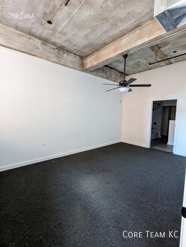 Building Photo - Two bedroom Downtown loft