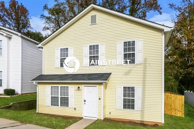 Building Photo - 4 Bedroom Pet-Friendly Home in Charlotte, NC with Main Street Renewal