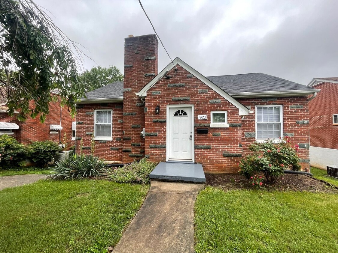 Primary Photo - Adorable House on Quiet Street