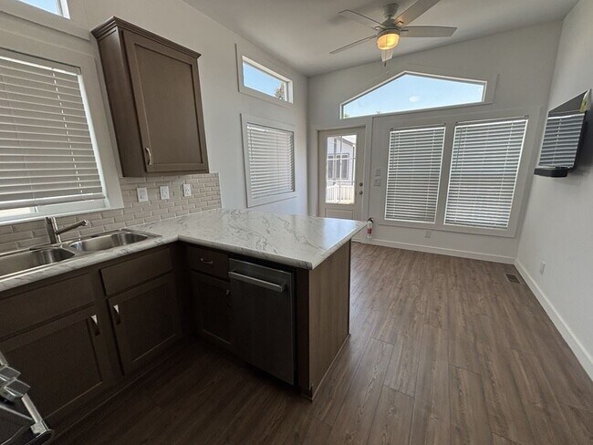 Foto del edificio - 303 N Lindsay Rd
