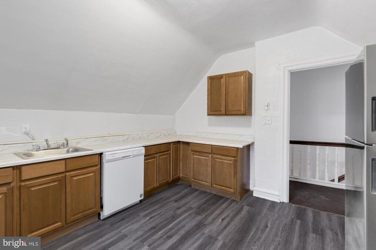 Primary Photo - 6500 Lincoln Dr