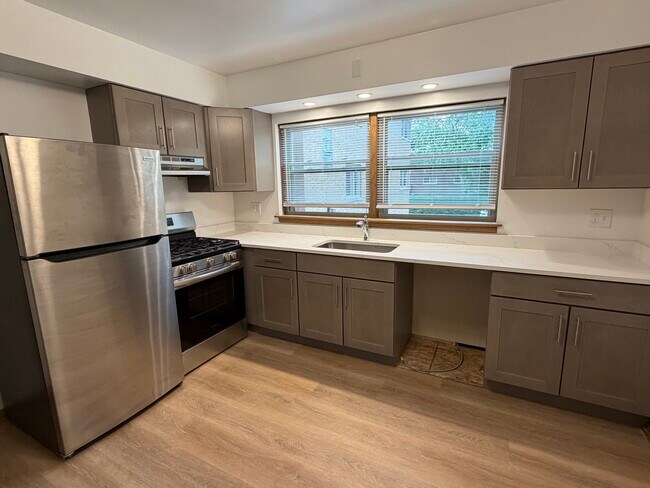 Building Photo - 1334 Woodview Ln