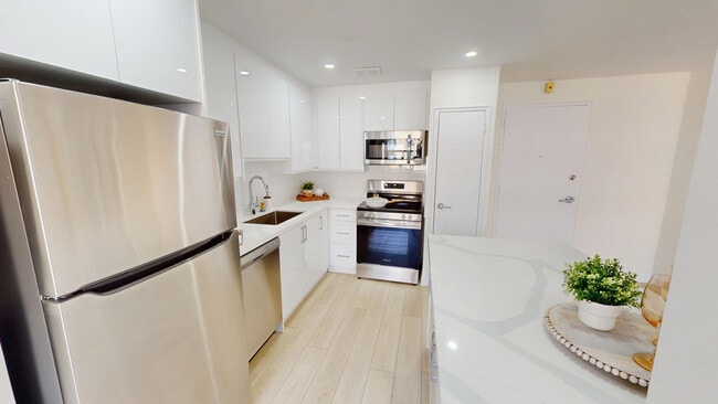 Building Photo - 455 Maple