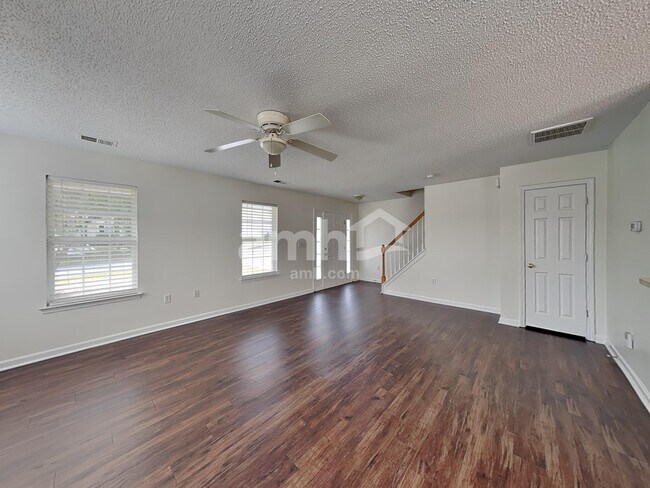 Foto del edificio - 155 Mott Rd