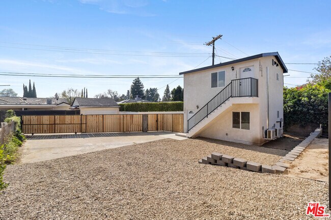 Foto del edificio - 15838 Chatsworth St