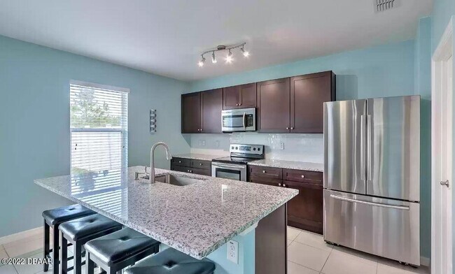 Building Photo - 1727 Savannah Ln